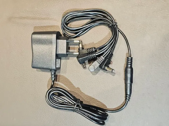 Fonte p/ pedais com 5 saídas (9V 500mA)