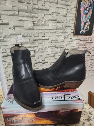 Bota de couro com solado de madeira