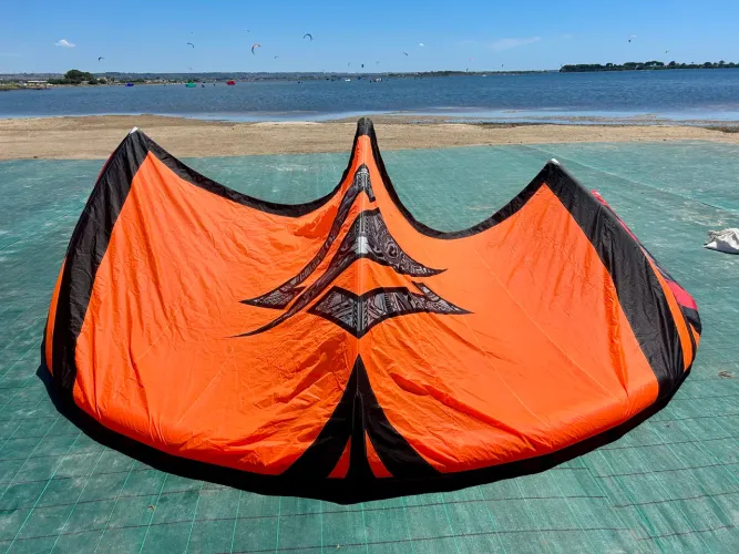 Kite Naish Pivot 9m