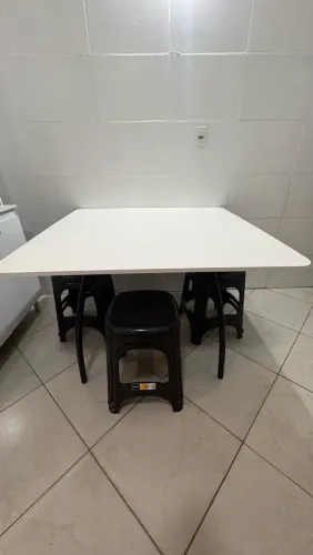 Mesa com bancos