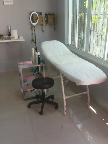 Espaço para tatuadores, bodypiercers, estética.