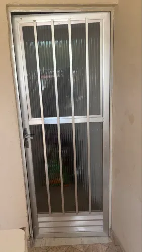 Porta alumínio