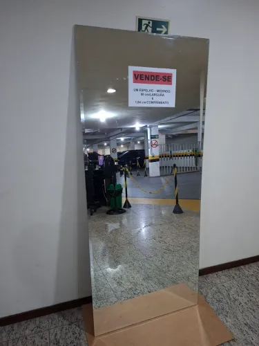 Vendo espelho medindo 80 cm de largura e 184 cm de comprimento