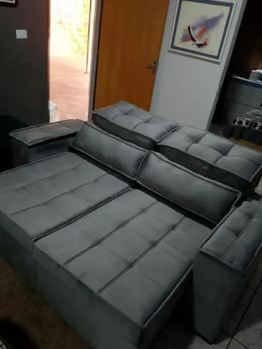 Sofá retrátil e reclinável com porta copos