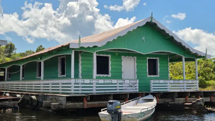 VENDE-SE ESTE FLUTUANTE NO JANAUACÁ