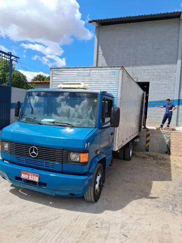 A VENDA Mb 710 ,baú 5,50 piso de ferro 