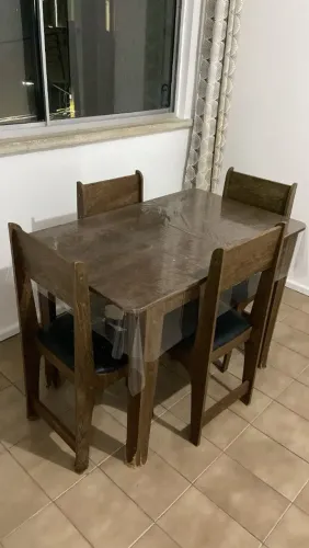 Mesa com quatro cadeiras em perfeito estado
