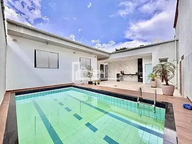 Casa à Venda no bairro Itapoã, 4 Quartos sendo 1 Suíte, Armários Planejados, Piscina, Espa