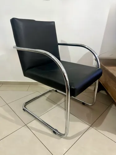 Cadeira cantilever Tok&Stok modelo BRNO com estrutura em aço tubular e assento estofado