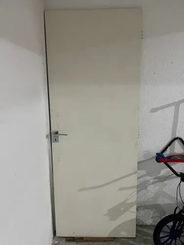 Vendo porta de madeira com fechadura