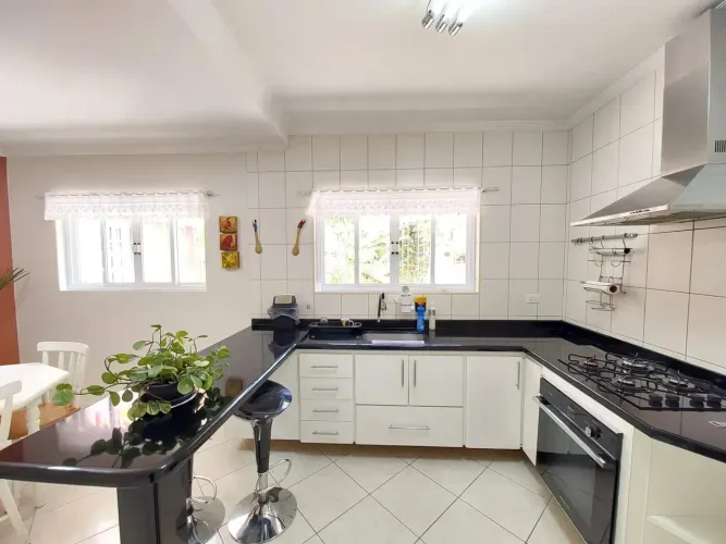 LOCAÇÃO DE UM ACONCHEGANTE SOBRADO - DUAS SUÍTES E DUAS VAGAS DE GARAGEM - EXCELENTE LOCAL