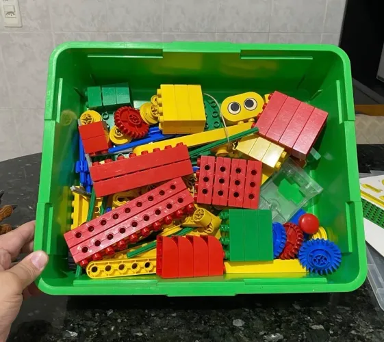 Caixa de lego educacional, falta uma peça, 100 reais