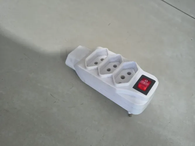 Adaptador de tomada 4 saídas (2 unidades diferentes)