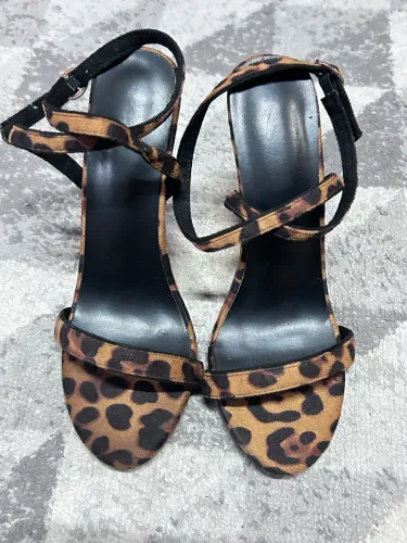 Salto Leopardo tam 35