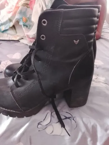 Bota semi nova usada poucas vezes 