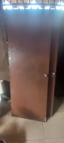 PORTA 2.09X80 SEMI MACIÇA COM FECHADURA E CHAVE EM EXCELENTE ESTADO