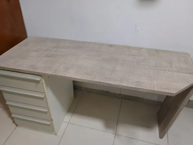 Escrivaninha a em MDF com 4 gavetas.Medida: 1,45 x 52.