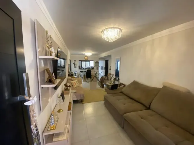 Casa - Jardim das Indústrias - 3 Dormitórios - 250m².