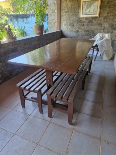 Mesa e bancos de madeira