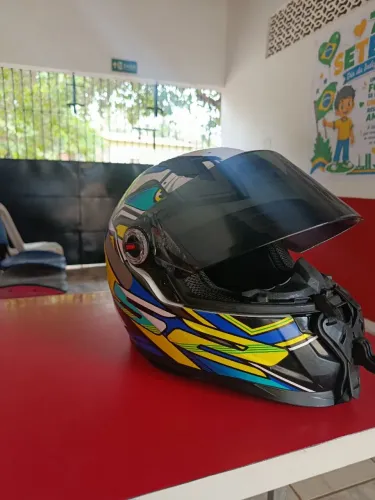 Capacete Ls2 com viseira fumê e intercomunicador
