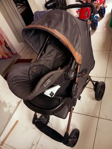 Carrinho de bebê e bebê conforto Galzerano