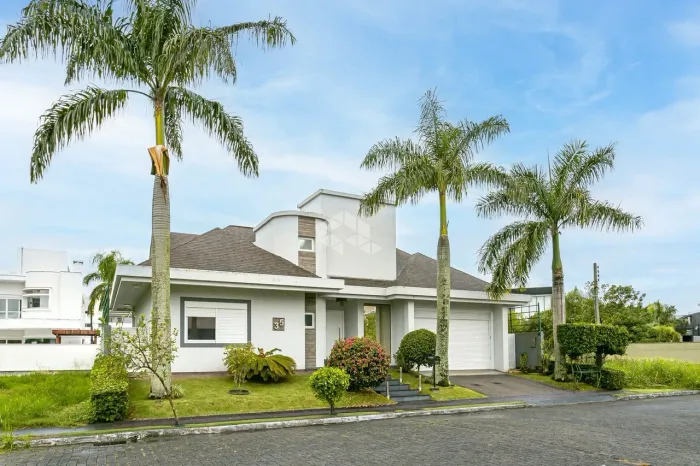 CASA DE ALTO PADRÃO À VENDA EM JURERÊ INTERNACIONAL 200 M DO MAR