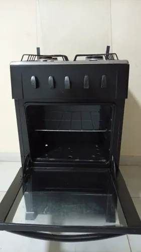 Fogão em perfeito estado de funcionamento.