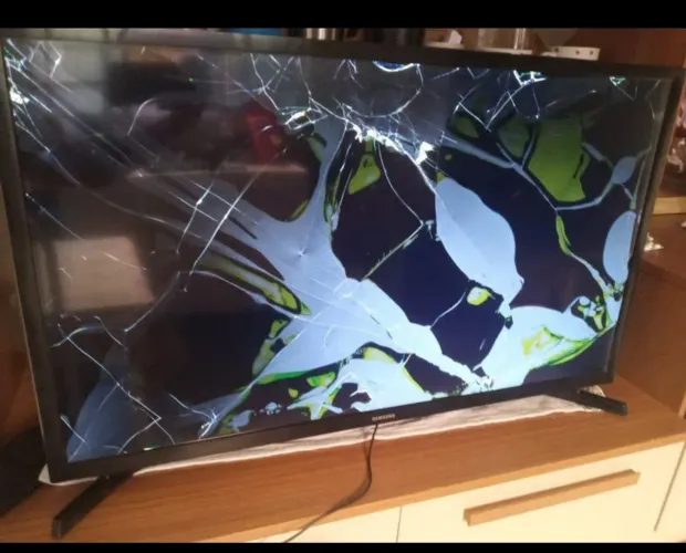 Tv 32 smart caiu no chão retirada de peças, não entrego 