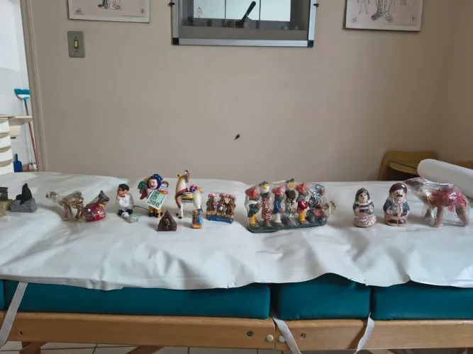 Conjunto de mini estátuas e bonecos variados 