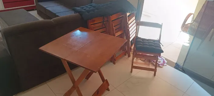 1 Mesa + 4 cadeiras dobráveis ( acompanha almofada de acento em todas)