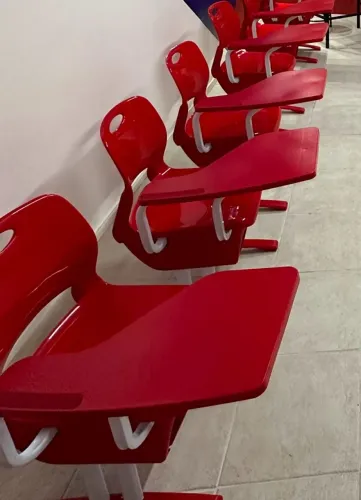 Cadeiras de sala de aula vermelhas - semi novas