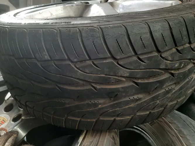 Pneu 275 40 20 toyo Porsche Cayenne usado