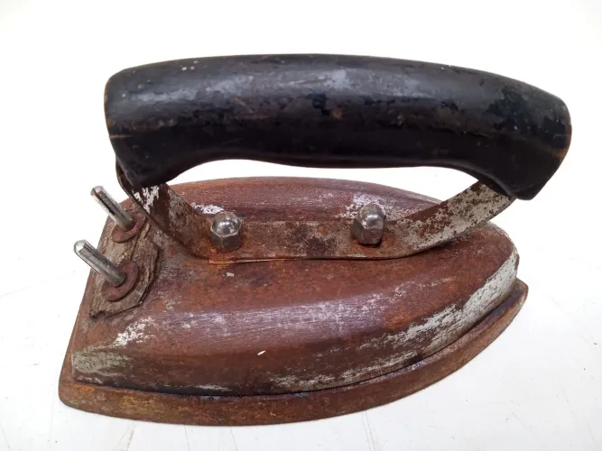 Ferro antigo de roupa 