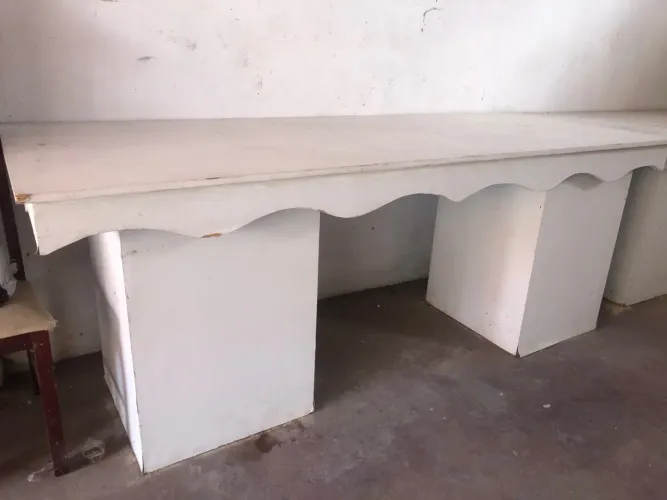 Mesa branca em fórmica 