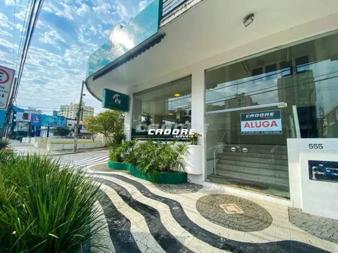 Loja comercial na rua Antônio da Veiga, dividida em 3 lojas