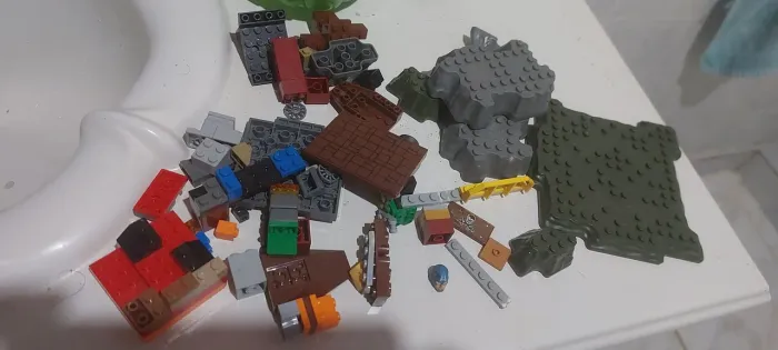 Lego Minecraft - Diversos blocos e peças algumas peças de lego e um boneco