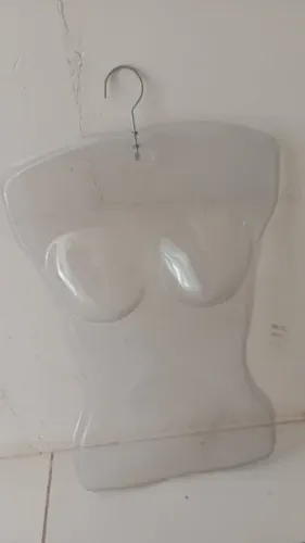 expositor de roupa de praia