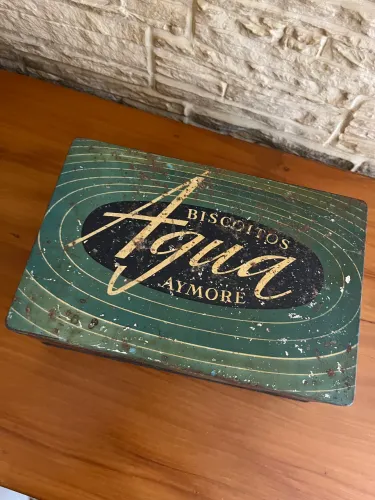 Antiga lata de biscoitos Aymoré