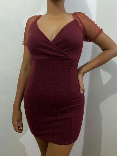 Vestido bordô curto.