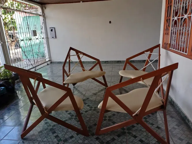 Jogo de cadeias moderno sofisticado 