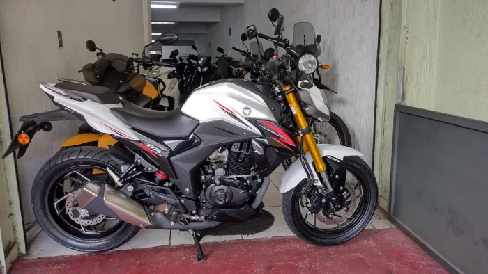 Suzuki Haojue DR 160 CBS 2024 branca impecavel com apenas 9.000km e garantia total
