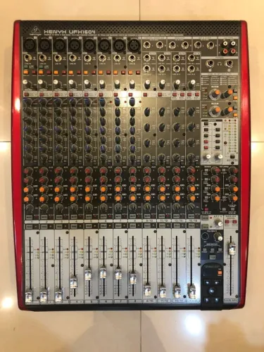 Mesa de Som Behringer XENYX UFX1604
