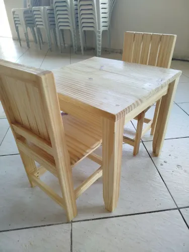 Conjunto mesa e 2 cadeiras infantis 