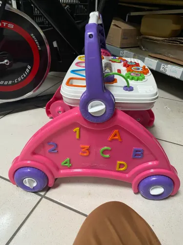 Andador de bebê infantil educativo com atividades vira mesa