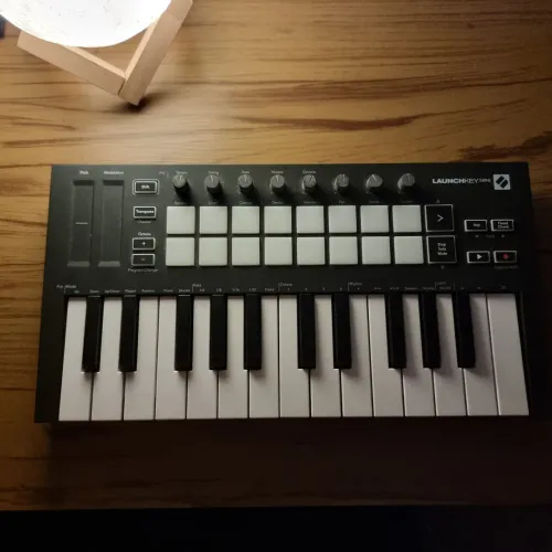 Teclado Controlador 25 Teclas Novation Launchkey Mini MK3