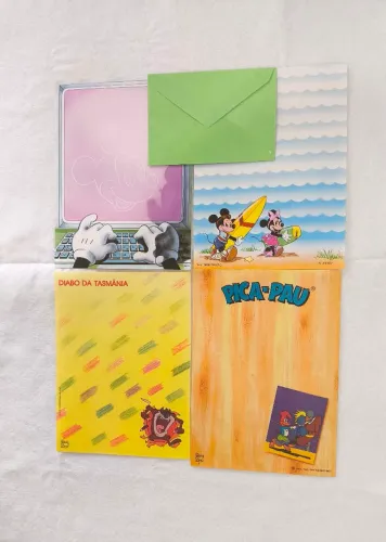 Lote de 4 folhas de papel de carta anos 90 Mickey, taz e pica pau