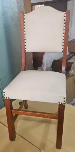 Cadeira de madeira com estofado branco