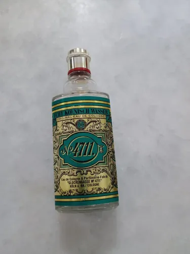Vidro de antiga fragrância de perfume.