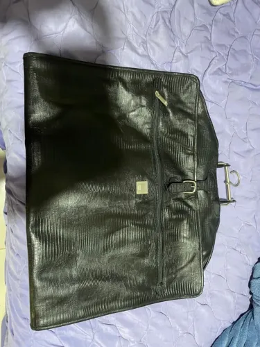 NOVO, sem uso, com etiqueta - Porta terno, em couro natural Saffiano, da marca Victor Hugo