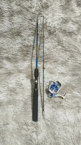 Vara de pesca com molinete
